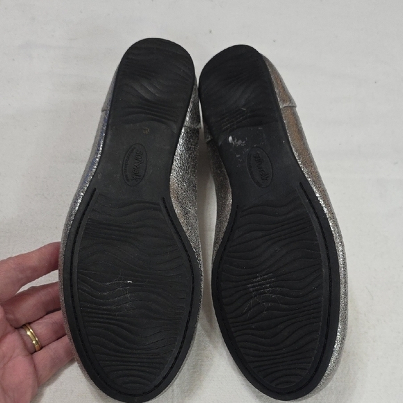 SoftWalk Women's Slip-On Flats Shoes Silver Leather Uppers Arch Support 6.5 EUC - Picture 8 of 10
